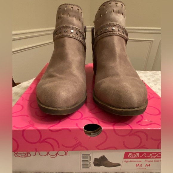 Sugar Terraine Distressed Taupe Ankle Booties Size 8.5M - Picture 3 of 8